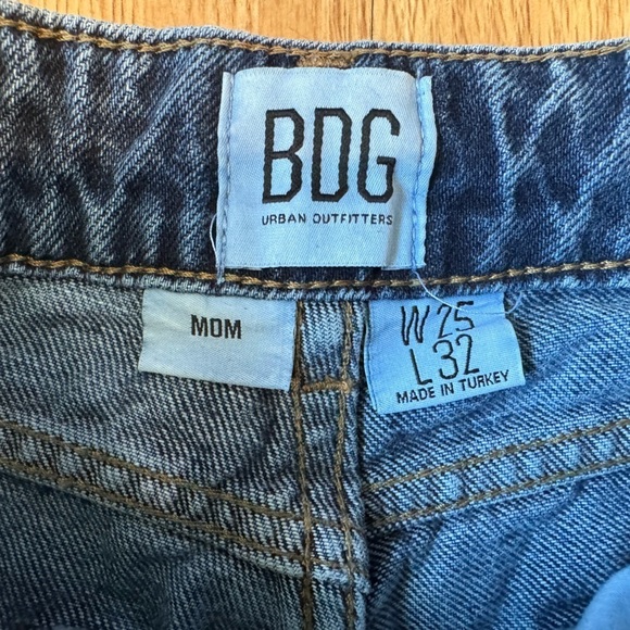 BDG Urban Outfitters Mom Jeans raw hem - Picture 4 of 9